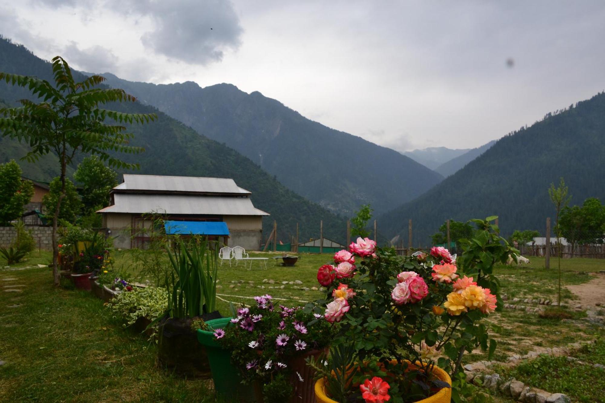 West End Lodges Neelum Eksteriør billede